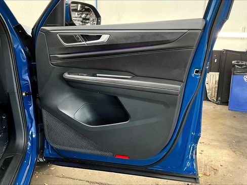 Used 2025 Volkswagen Atlas Cross Sport SEL image 27