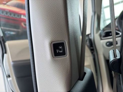 Used 2023 Chrysler Voyager LX FWD image 17