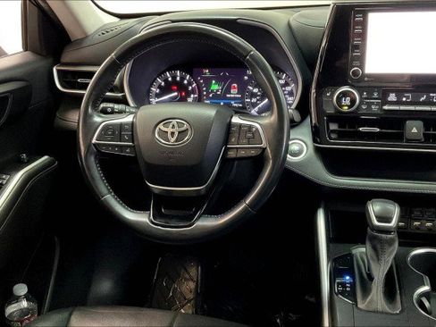 Used 2021 Toyota Highlander XLE image 5