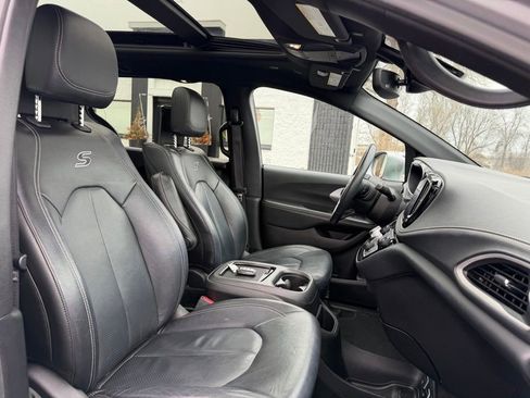 Used 2021 Chrysler Pacifica Touring-L w/ Uconnect Theater Family Group image 37