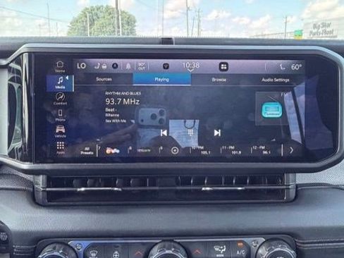 Used 2025 Jeep Wrangler Unlimited Sahara AWD/4WD image 7