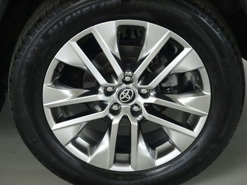 Used 2021 Toyota RAV4 XLE Premium image 42