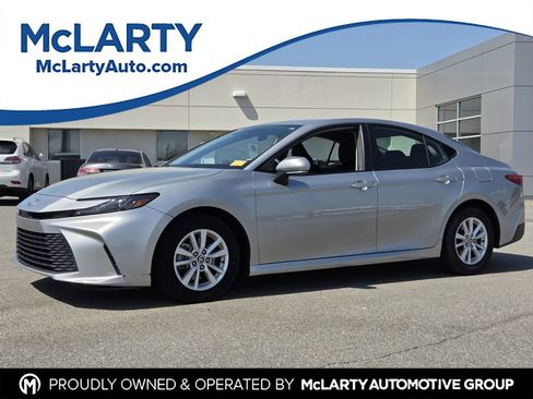 Used 2025 Toyota Camry LE FWD image 1