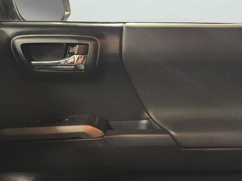 Used 2017 Toyota Tacoma TRD Sport w/ Tow Package (A/T) image 13