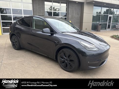 Used 2024 Tesla Model Y Long Range AWD/4WD image 1