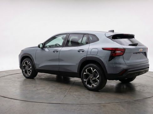 Used 2025 Chevrolet Trax LT w/ LT Convenience Package FWD image 6