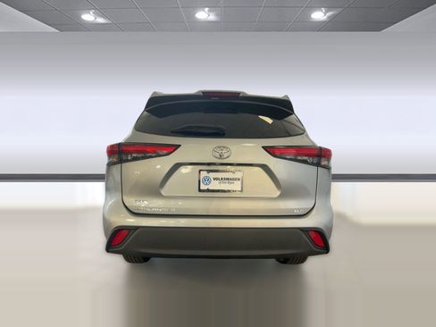 Used 2020 Toyota Highlander XLE image 10