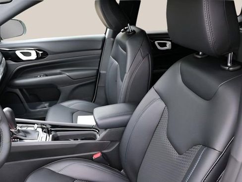 New 2026 Jeep Compass Latitude image 11