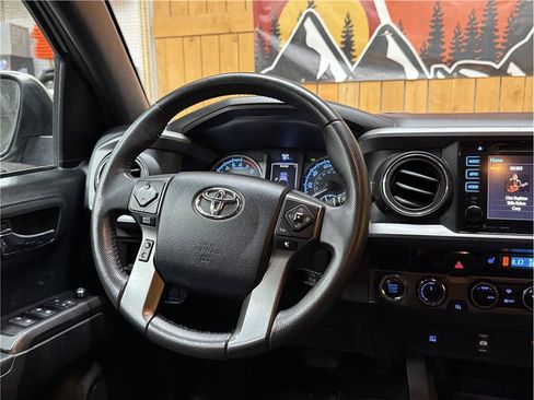 Used 2017 Toyota Tacoma TRD Off-Road AWD/4WD image 18
