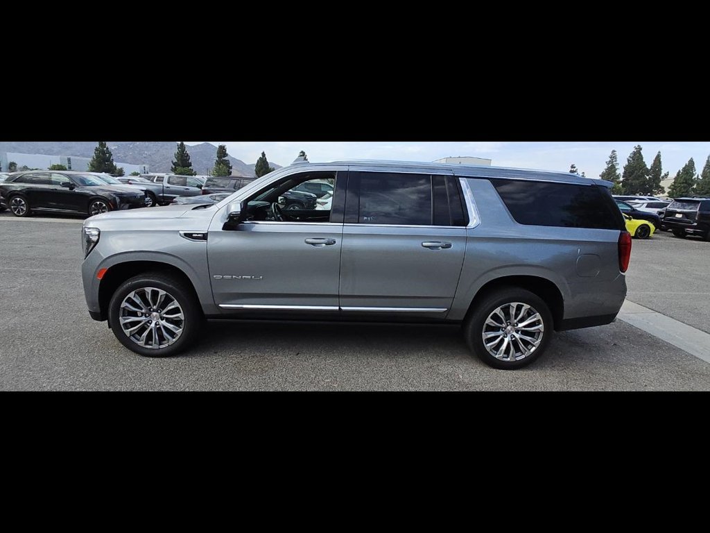Used 2023 GMC Yukon XL Denali w/ Denali Reserve Package AWD/4WD image 7