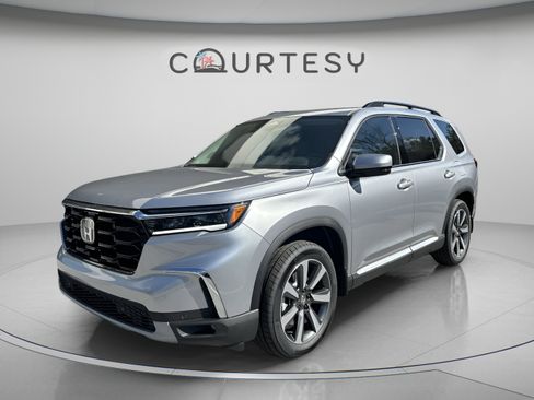 Certified 2025 Honda Pilot Touring image 10