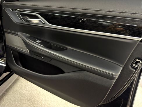 Used 2019 BMW 750i xDrive w/ M Sport Package image 13