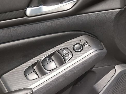 Used 2025 Nissan Altima 2.5 SV FWD image 11
