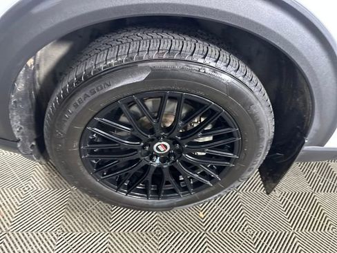 Used 2021 Ford Explorer XLT w/ Equipment Group 202A image 10