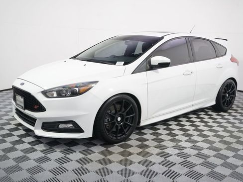 Used 2018 Ford Focus ST w/ Equipment Group 401A FWD image 2