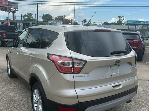 Used 2017 Ford Escape SE image 3