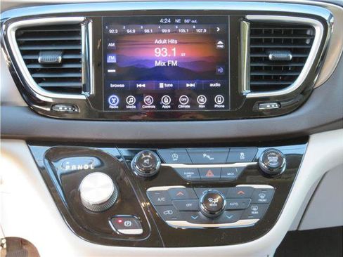 Used 2017 Chrysler Pacifica Touring-L Plus image 7