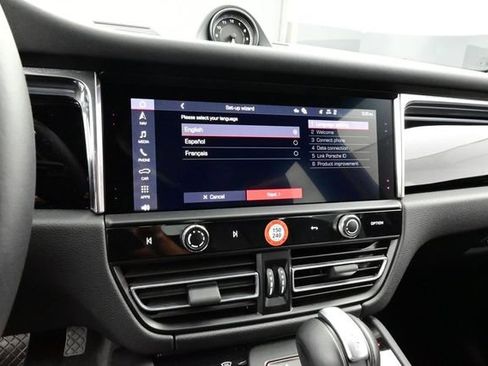 Certified 2025 Porsche Macan AWD/4WD image 10