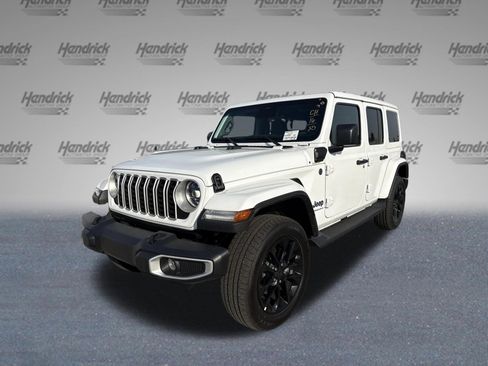 Used 2025 Jeep Wrangler Sahara image 4