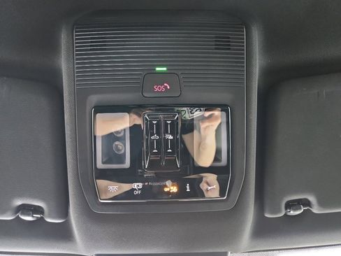 Certified 2025 Volkswagen Atlas Cross Sport SE image 27