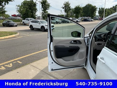 Used 2024 Chrysler Pacifica Touring-L FWD image 15