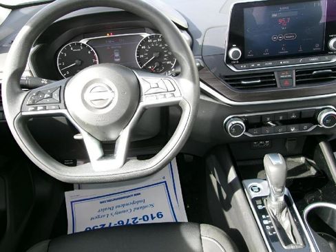 Used 2024 Nissan Altima 2.5 SV FWD image 11