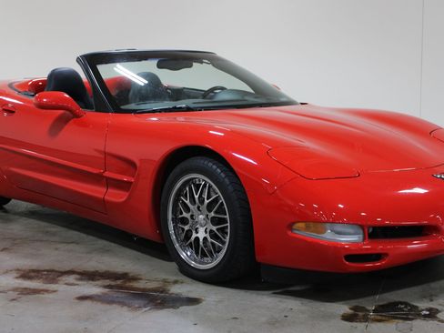 Used 2002 Chevrolet Corvette Convertible w/ Preferred Equipment Group2 RWD image 2