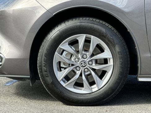 Used 2022 Toyota Sienna XLE FWD image 24