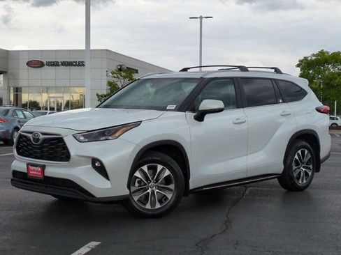 Used 2023 Toyota Highlander XLE AWD/4WD image 2