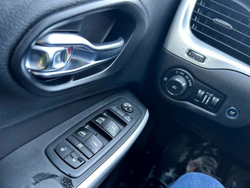 Used 2017 Jeep Cherokee Trailhawk w/ Comfort/Convenience Group image 7