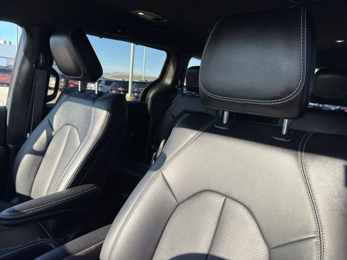 Used 2025 Chrysler Pacifica Select image 27
