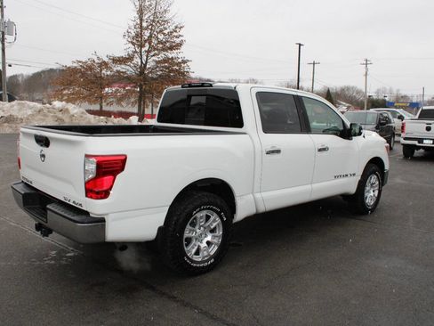 Used 2018 Nissan Titan SV image 5