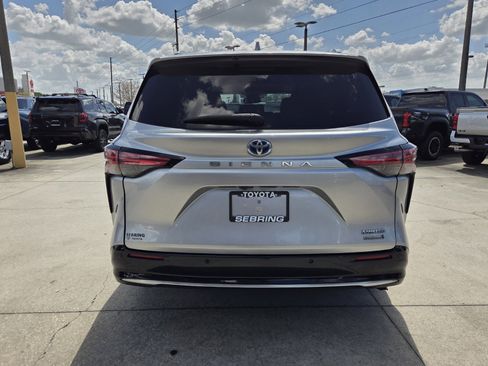 Used 2021 Toyota Sienna Limited image 9