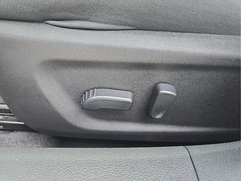 Used 2025 Nissan Altima 2.5 SV FWD image 12