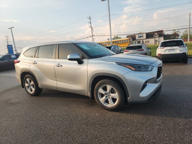 Used 2023 Toyota Highlander LE FWD image 6
