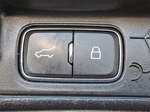 Used 2022 Ford Explorer XLT w/ Equipment Group 202A image 31