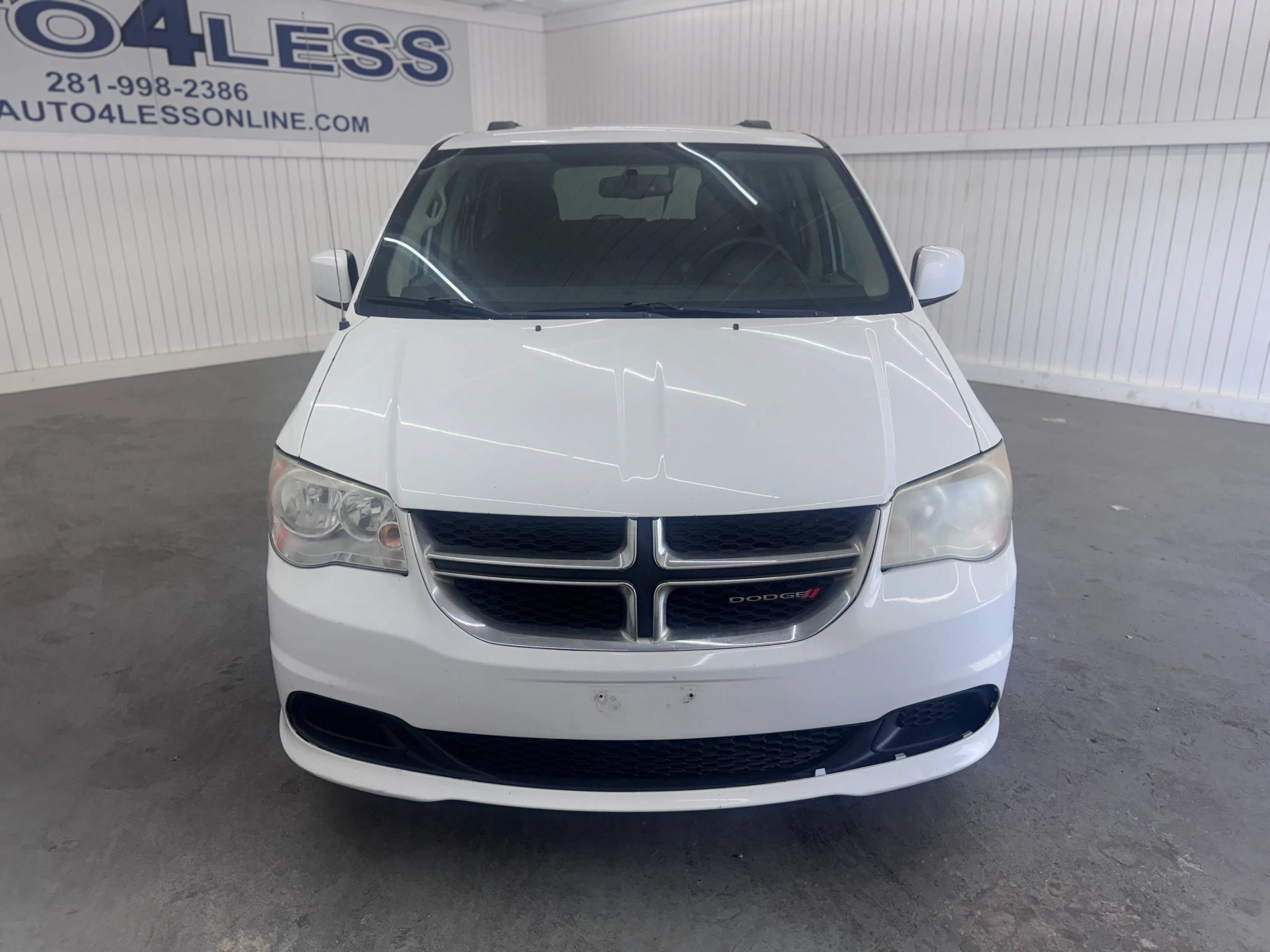 Used 2013 Dodge Grand Caravan SXT w/ UConnect Hands-Free Group FWD image 2