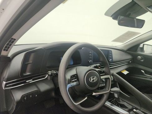 Used 2025 Hyundai Elantra SE image 12