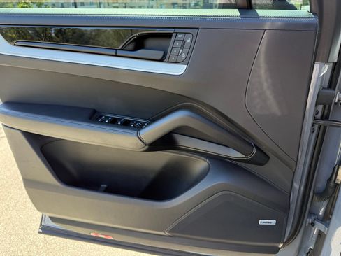 Certified 2024 Porsche Cayenne Coupe AWD/4WD image 27