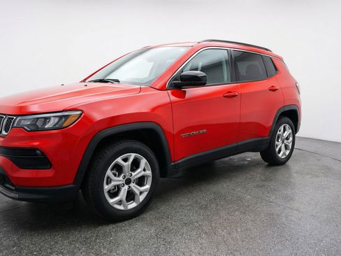Used 2025 Jeep Compass Latitude AWD/4WD image 3