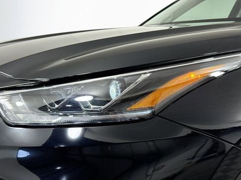 New 2026 Toyota Highlander Platinum image 3