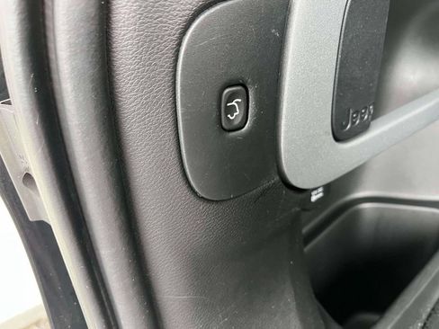 Used 2017 Jeep Cherokee Latitude w/ Comfort/Convenience Group AWD/4WD image 18