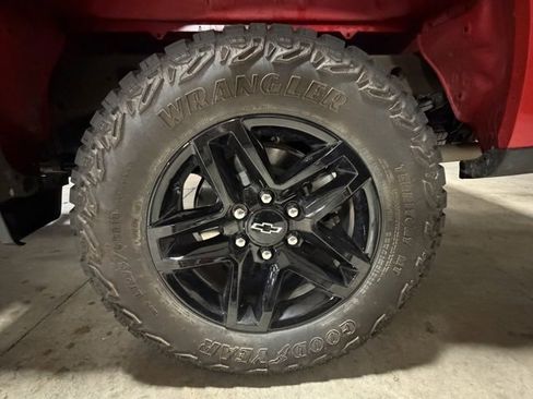 Used 2024 Chevrolet Silverado 1500 LT Trail Boss w/ Convenience Package II image 9
