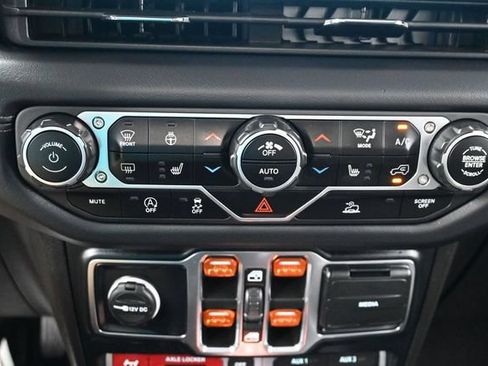 Used 2024 Jeep Gladiator Mojave w/ Technology Group AWD/4WD image 22