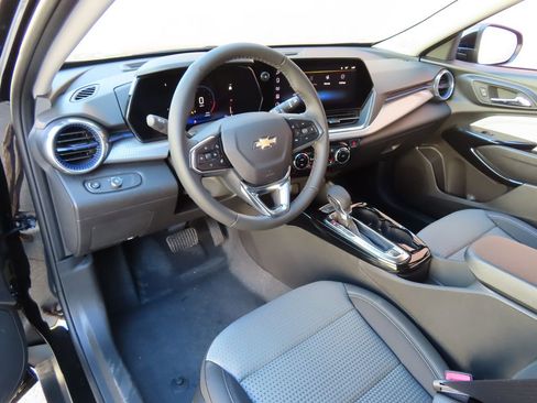 New 2026 Chevrolet Trax LT w/ LT Convenience Package FWD image 18