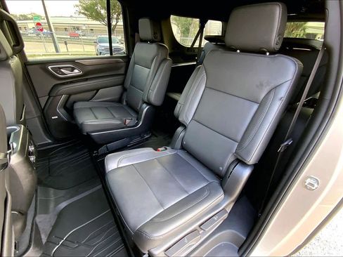 Used 2024 Chevrolet Suburban Z71 w/ Luxury Package image 21