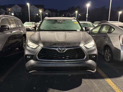 Used 2023 Toyota Highlander Limited image 3