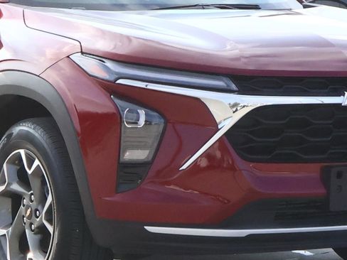 Used 2025 Chevrolet Trax LT w/ LT Convenience Package image 7