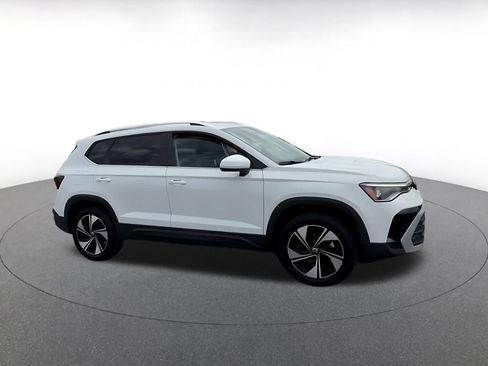 Used 2026 Volkswagen Taos SE AWD/4WD image 2
