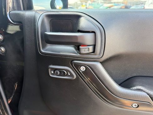 Used 2018 Jeep Wrangler Unlimited Rubicon AWD/4WD image 38